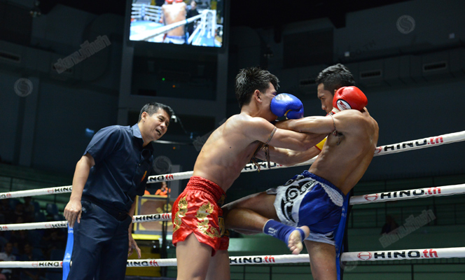 โชว์ฟอร์มเก่งรุ่งศักดิ์เล็กตะบันน็อกมวยไบรท์ทีวี